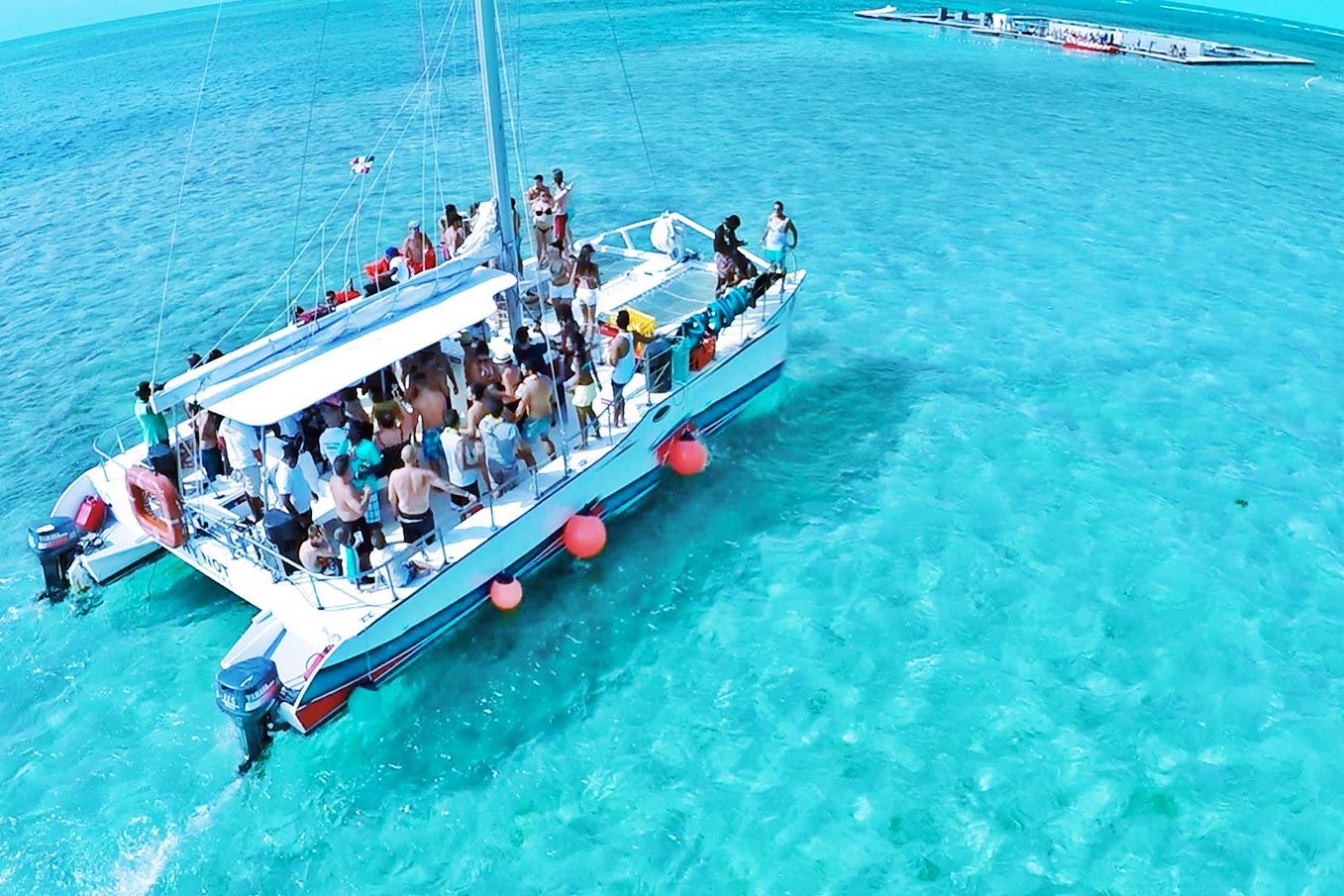 Party-Boat-en-Catamaran-Punta-Cana-Tour-Excursion-1357x905px-Stayhappyrd-4
